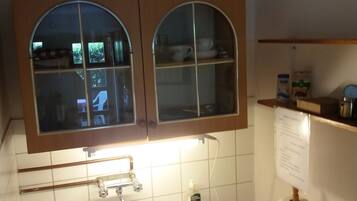 Refrigerador, microondas, utensilios de cocina y comedor