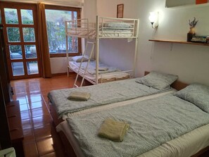 4 bedrooms, iron/ironing board, free WiFi, bed sheets
