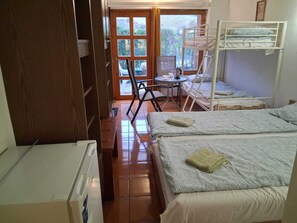 4 chambres, fer et planche à repasser, Wi-Fi gratuit, draps fournis