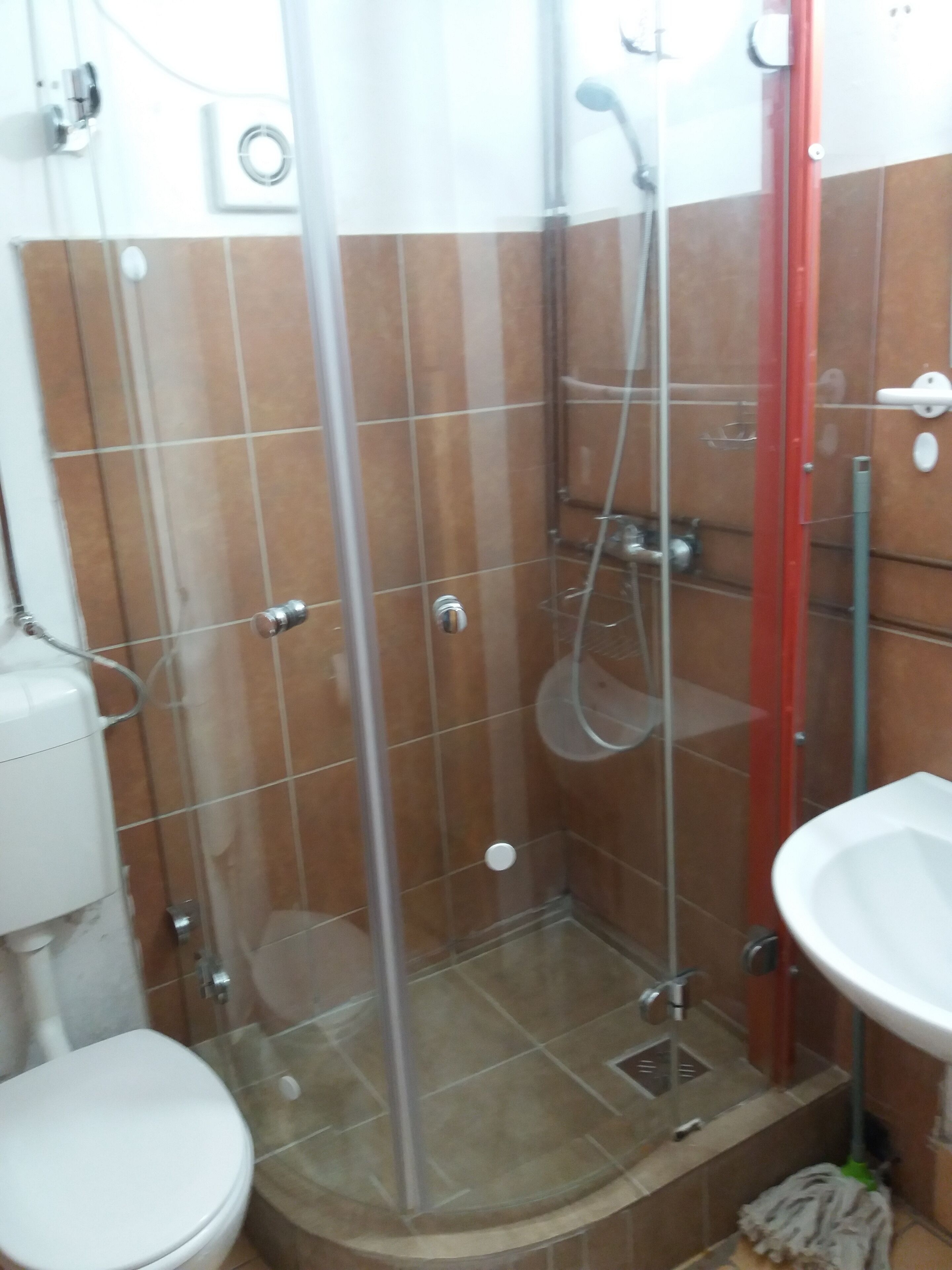 シャワー、タオル、石鹸、トイレットペーパー