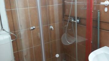 シャワー、タオル、石鹸、トイレットペーパー