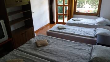 4 habitaciones, tabla de planchar con plancha, wifi y ropa de cama