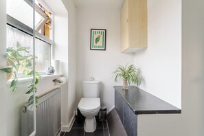 ヘアドライヤー、タオル、石鹸、トイレットペーパー