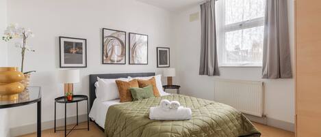 1 dormitori, planxa i posts de planxar, wifi i roba de llit