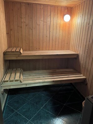 Hus - flera sovrum - eldstad - utsikt mot bergen | Bastu