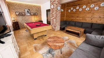 House, Multiple Bedrooms, Fireplace, Mountain View | Living area