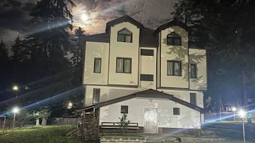 Casa, varias habitaciones, chimenea, vista a la montaña | Interior
