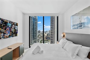 Appartement luxueux, 3 chambres, vue sur la ville | Literie de qualité, rideaux d’obscurcissement, fer et planche à repasser