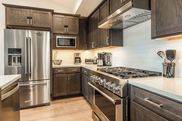 Geladeira, micro-ondas, fogão, cooktop