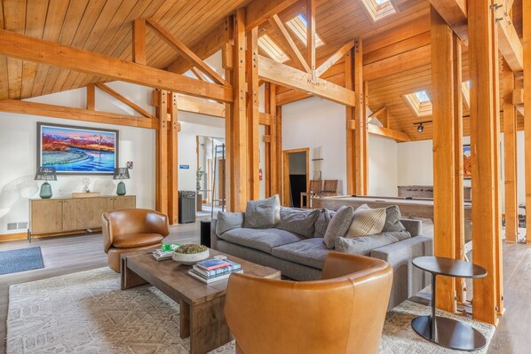 Smart TV, fireplace - Mammoth Refuge Rustic Creekhouse Retreat in Mammoth Lakes (Mammoth Lakes)