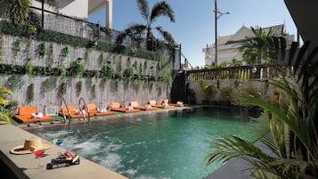 Utendørsbasseng, bassengtelt (inkludert) og bassengparasoller