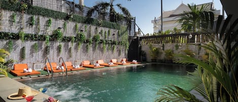 Een buitenzwembad, gratis zwembadcabana's, parasols voor strand/zwembad