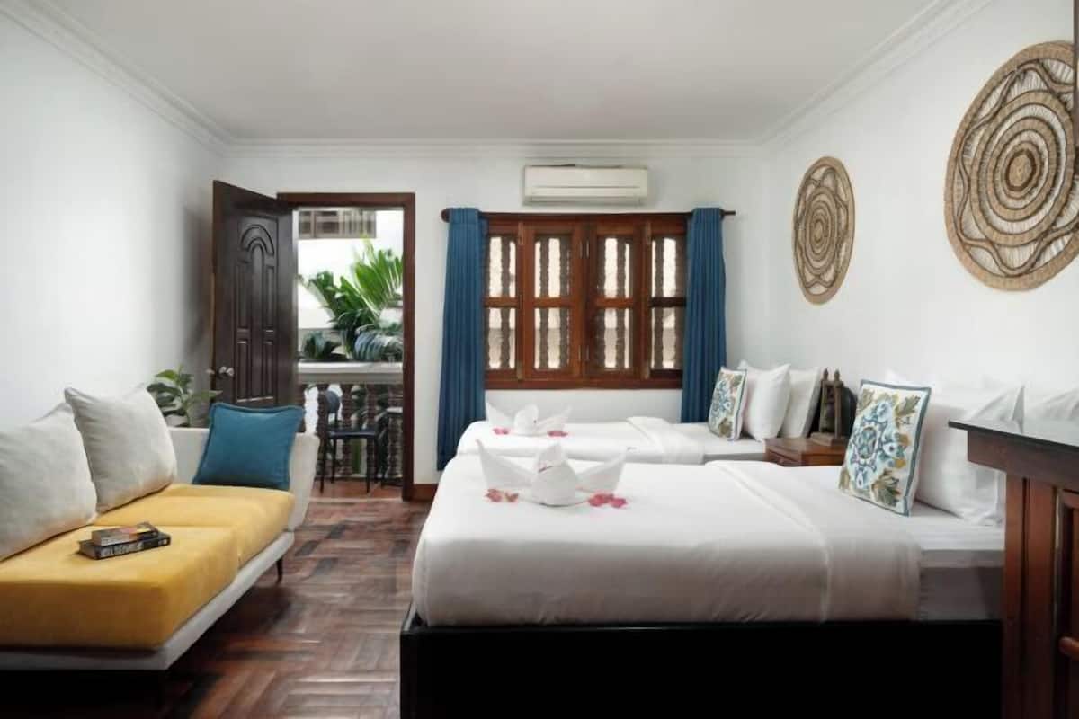 Minibar, coffres-forts dans les chambres, bureau