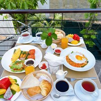 Desayuno con opciones de la cocina local diario (USD 5 por persona)