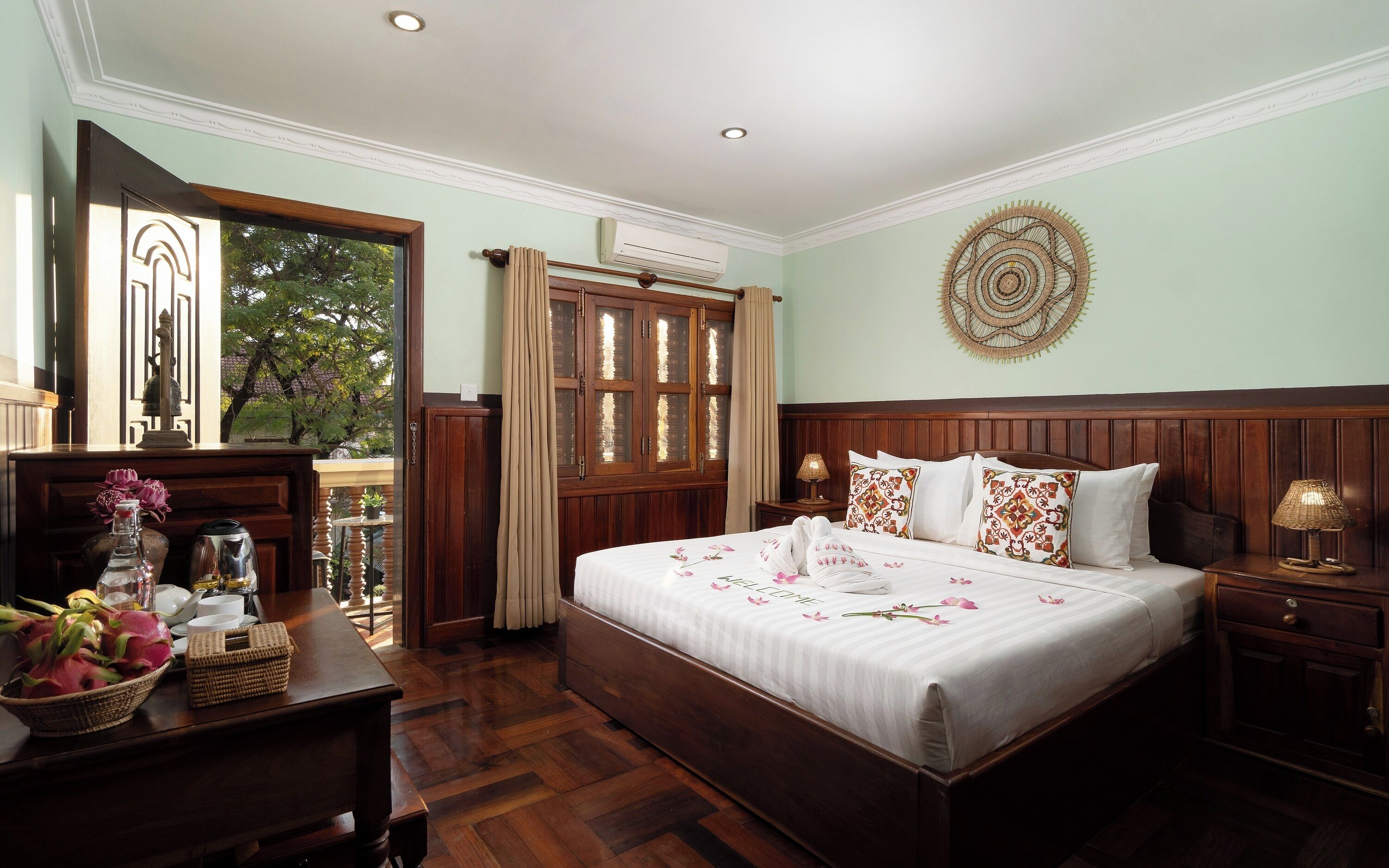 迷你吧、客房内保险箱、办公桌、笔记本电脑工作区