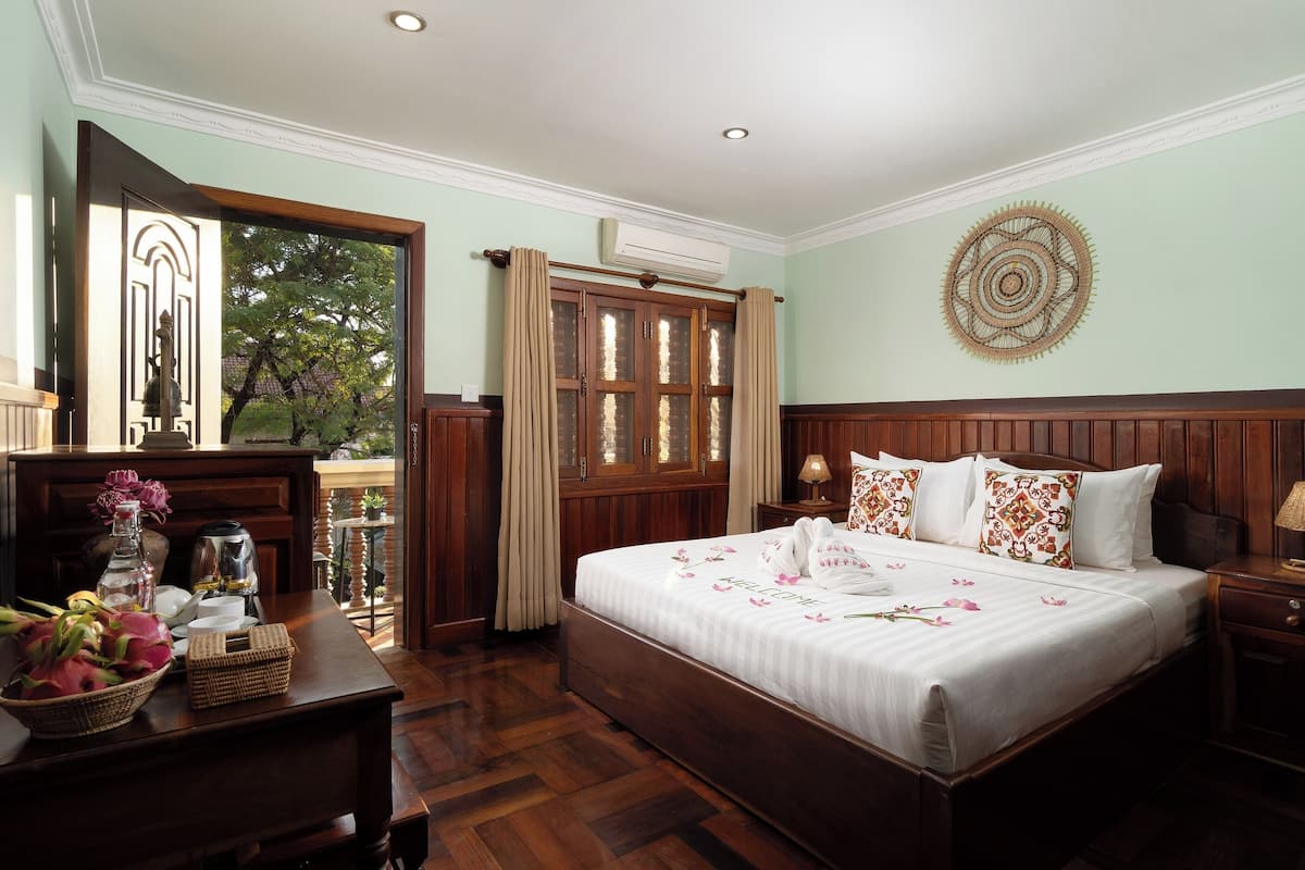 迷你吧、客房内保险箱、办公桌、笔记本电脑工作区