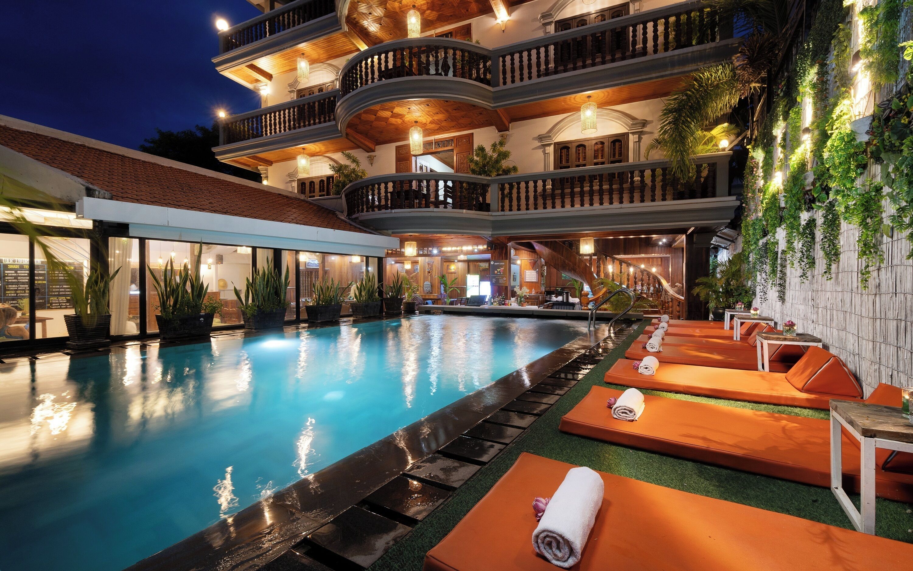 Una piscina al aire libre, cabañas de piscina gratuitas, sombrillas