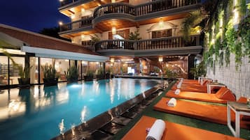 Utendørsbasseng, bassengtelt (inkludert) og bassengparasoller