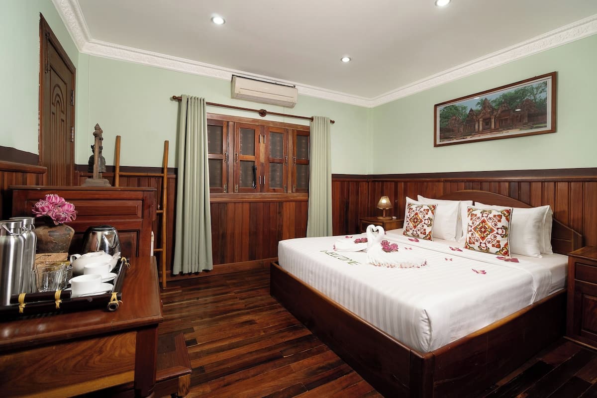 迷你吧、客房内保险箱、办公桌、笔记本电脑工作区