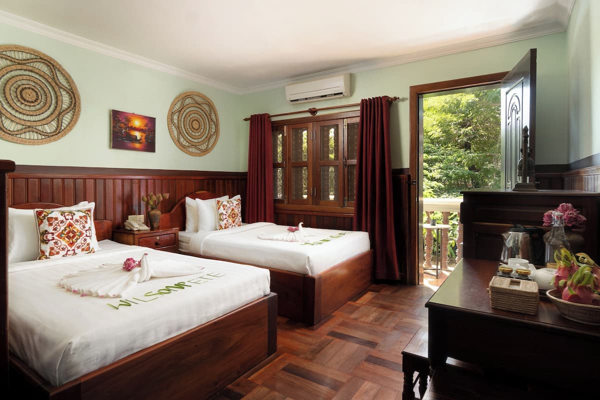 迷你吧、客房内保险箱、办公桌、笔记本电脑工作区