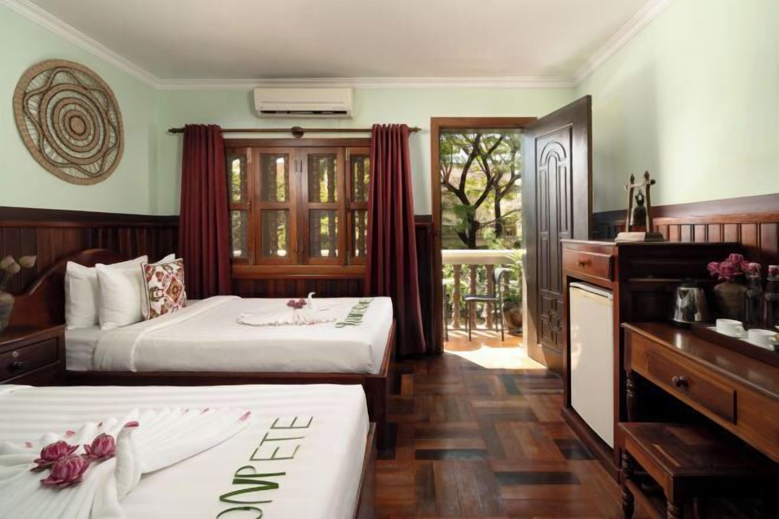 Minibar, caja de seguridad en la habitación y escritorio 