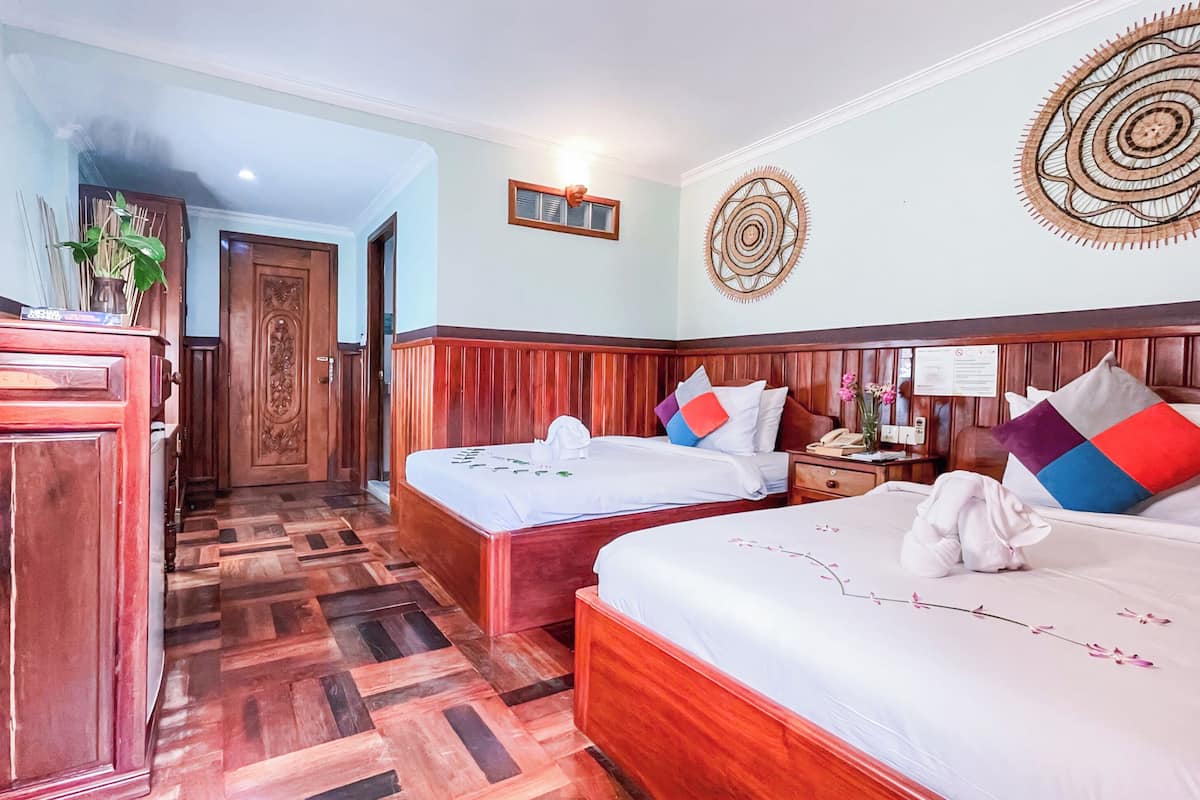 2 bedrooms, minibar, in-room safe, desk