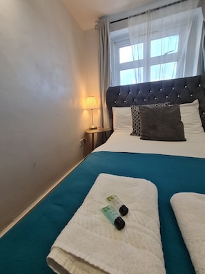 2 bedrooms, blackout curtains, iron/ironing board, free WiFi - Urban Hideaway 2beds Apartment (London)