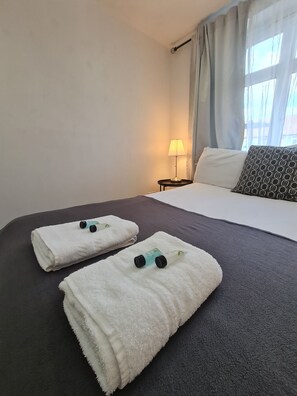 2 bedrooms, blackout curtains, iron/ironing board, free WiFi - Urban Hideaway 2beds Apartment (London)
