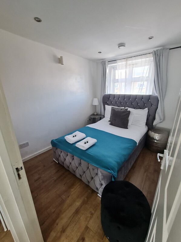 2 quartos, cortinas blackout, ferros/tábuas de passar roupa