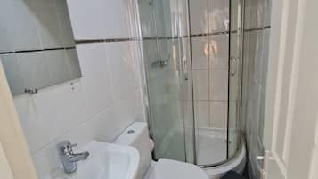 Dusche, kostenlose Toilettenartikel, Handtücher, Seife