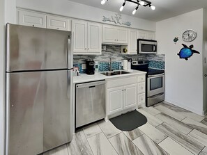 Een koelkast, een microgolfoven, een oven, een kookplaat