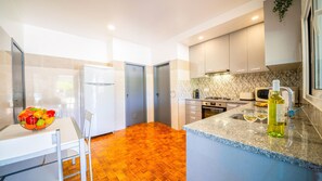 Microwave, dishwasher, coffee/tea maker, cookware/dishes/utensils - Villa Côte D'azur (Loulé)