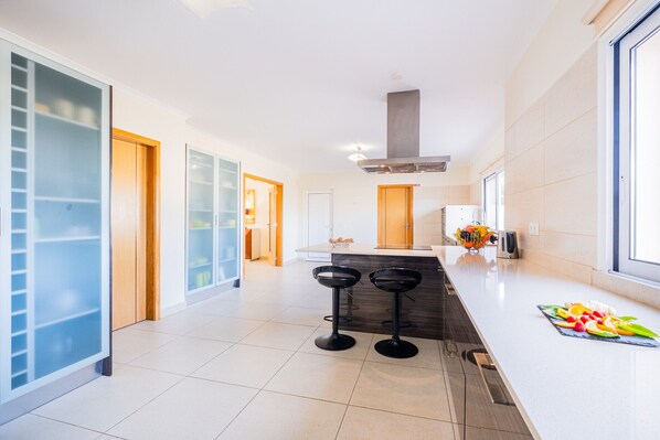 Microwave, dishwasher, coffee/tea maker, cookware/dishes/utensils