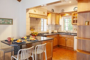 Mikrowelle, Geschirrspüler, Wasserkocher mit Kaffee-/Teezubehör