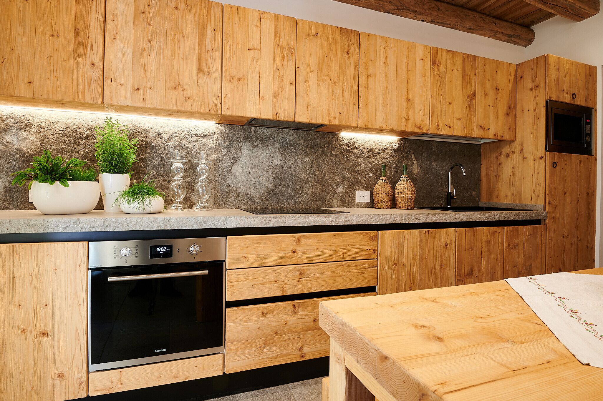 Kühlschrank, Mikrowelle, Ofen, Geschirrspüler