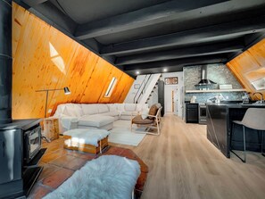 Smart TV y chimenea 