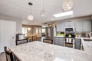 Microwave, oven, stovetop, dishwasher - Sunny Scottsdale Escape: Glow Golf, BBQ & Pool (Scottsdale)