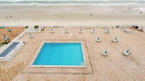 A rooftop pool with a view of the beach and ocean. - Ocean View 7th floor Condo on Daytona Beach!

 (Daytona Beach Shores)