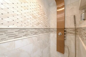 Toallas, jabón, papel de baño 
