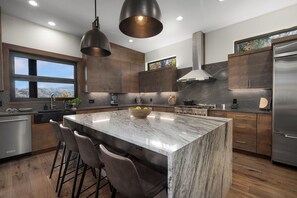 Fridge, microwave, oven, stovetop - The Seven Hills - upscale Georgia Mountain Cabin (Blue Ridge)