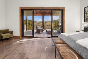 4 bedrooms, desk, iron/ironing board, WiFi - The Seven Hills - upscale Georgia Mountain Cabin (Blue Ridge)