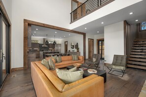 Smart TV, fireplace, offices - The Seven Hills - upscale Georgia Mountain Cabin (Blue Ridge)