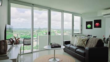 Smart TV, reproductor de DVD, tenis de mesa y libros