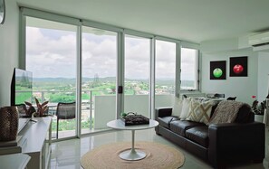 Smart-tv, een dvd-speler, een tafeltennistafel en boeken