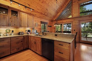 Fridge, microwave, oven, stovetop - L'Attitude Adjustment - Mineral Bluff GA (Mineral Bluff)