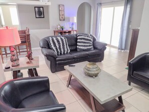 Smart TV - TERRA NOVA Spacious 4-bedroom house in Phoenix AZ, 7 minutes from Downtown. (Phoenix)