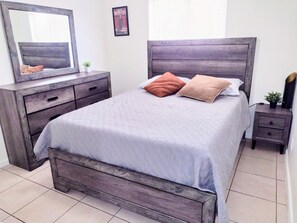 4 habitaciones, escritorio, tabla de planchar con plancha y wifi