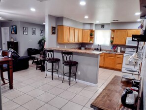 Frigorifero, microonde, forno, piano cottura