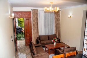 Skrivebord, skrivebord for bærbar PC og wi-fi (inkludert)