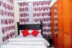 2 bedrooms, desk, laptop workspace, free WiFi
